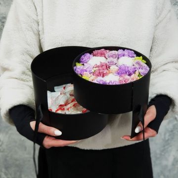 Элегантная черная коробка-секрет из роз, гвоздик и конфет Коко-Шанель