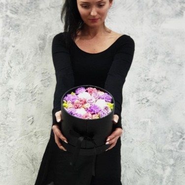 Элегантная черная коробка-секрет из роз, гвоздик и конфет Коко-Шанель