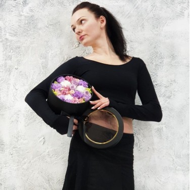 Элегантная черная коробка-секрет из роз, гвоздик и конфет Коко-Шанель