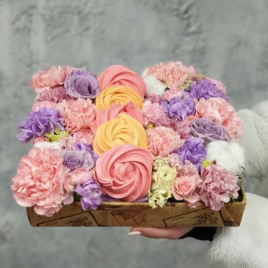 Нежная сладкая композиция из роз, лунных гвоздик, хлопка и воздушного безе