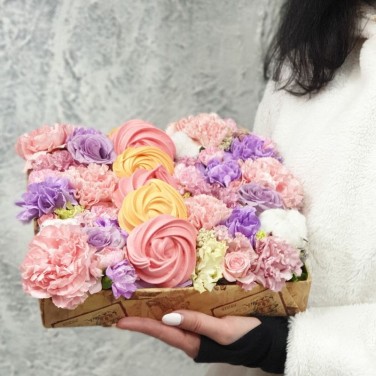 Нежная сладкая композиция из роз, лунных гвоздик, хлопка и воздушного безе