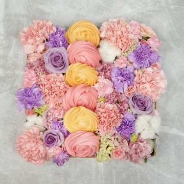 Нежная сладкая композиция из роз, лунных гвоздик, хлопка и воздушного безе