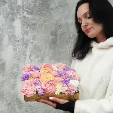 Нежная сладкая композиция из роз, лунных гвоздик, хлопка и воздушного безе