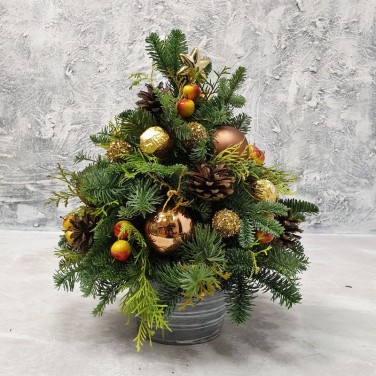 Новогодняя наряженная ёлочка из шаров и конфет в железном кашпо