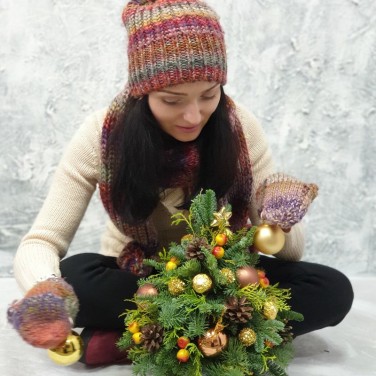 Новогодняя наряженная ёлочка из шаров и конфет в железном кашпо