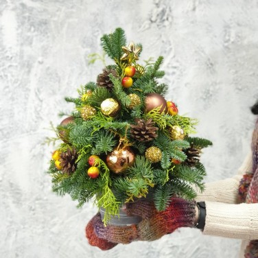 Новогодняя наряженная ёлочка из шаров и конфет в железном кашпо