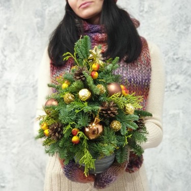 Новогодняя наряженная ёлочка из шаров и конфет в железном кашпо