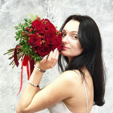 Свадебный букет из роз, гиперикума и зелени - Первое Свидание