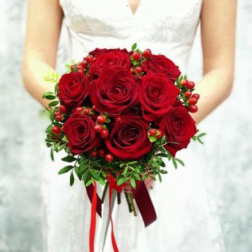 Свадебный букет из роз, гиперикума и зелени - Первое Свидание