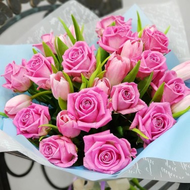 Букет из розовых роз и тюльпанов в дизайнерской упаковке