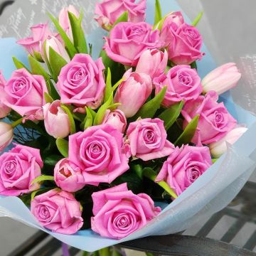 Букет из розовых роз и тюльпанов в дизайнерской упаковке