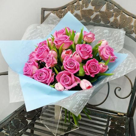 Букет из розовых роз и тюльпанов в дизайнерской упаковке