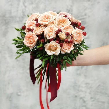 Свадебный букет из роз, гиперикума и зелени - Яркий Поцелуй