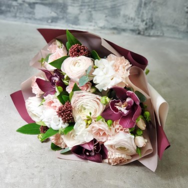 Нежный букет из орхидей и ранункулюсов