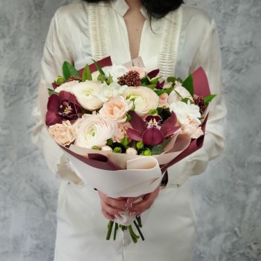 Нежный букет из орхидей и ранункулюсов