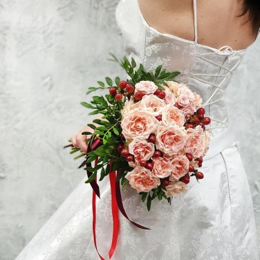 Свадебный букет из роз, гиперикума и зелени - Яркий Поцелуй