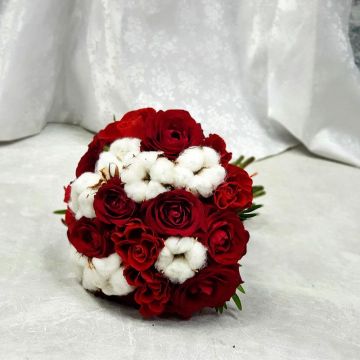 Свадебный букет из красных роз и хлопка - Клюква в сахаре