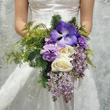 Свадебный букет из сирени, орхидеи, лунных гвоздик - Таинственная Незнакомка