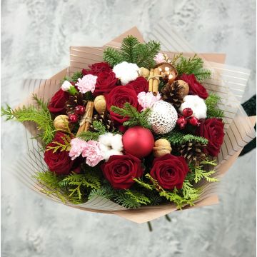 Зимний букет из красных роз, корицы и новогоднего декора