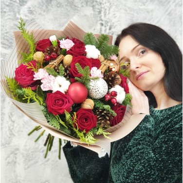 Зимний букет из красных роз, корицы и новогоднего декора