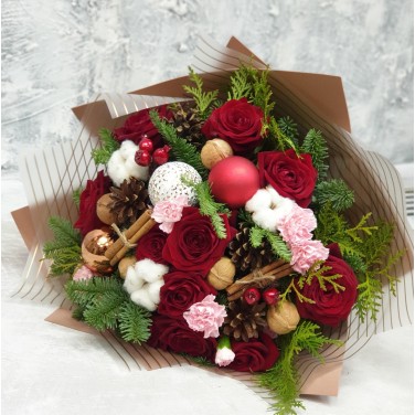 Зимний букет из красных роз, корицы и новогоднего декора