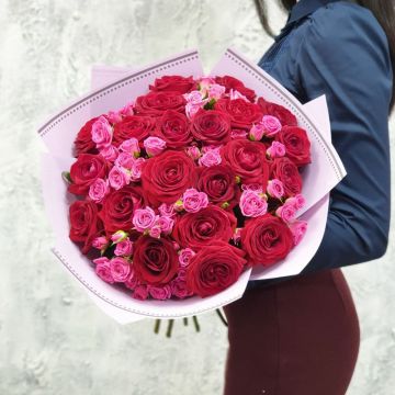 Букет из красных и розовых роз - Ароматное Чудо