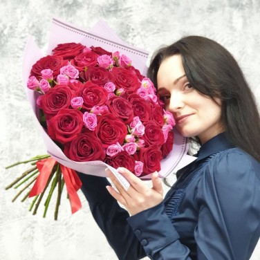 Букет из красных и розовых роз - Ароматное Чудо
