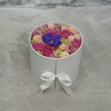 Композиция из роз, орхидеи и конфет Раффаэлло в коробочке Секрет