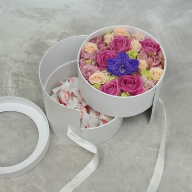 Композиция из роз, орхидеи и конфет Раффаэлло в коробочке Секрет