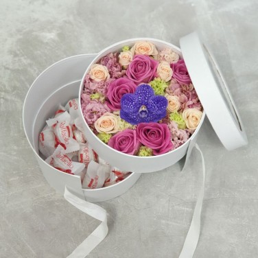 Композиция из роз, орхидеи и конфет Раффаэлло в коробочке Секрет