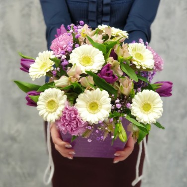 Милая коробочка с мини герберами, альстромерией, тюльпанами