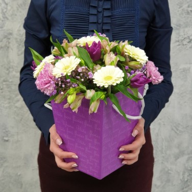 Милая коробочка с мини герберами, альстромерией, тюльпанами