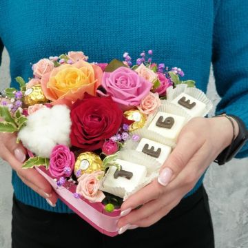 Композиция сердце из роз, хлопка, конфет и шоколадных букв ТЕБЕ