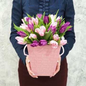 Коробка с розовыми и фиолетовыми тюльпанами
