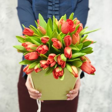 Коробка с красными тюльпанами