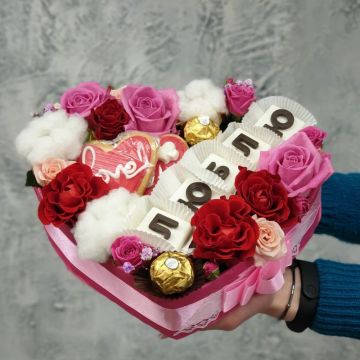 Композиция сердце из роз, хлопка, конфет и шоколадных букв ЛЮБЛЮ