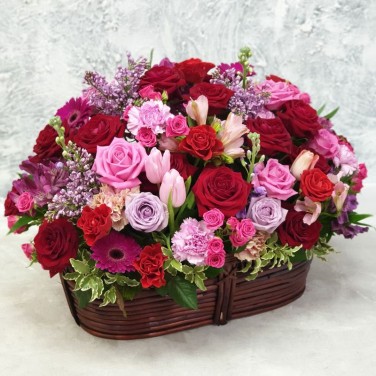 Шикарная корзина из сирени, роз, гербер - Охапка Чувств