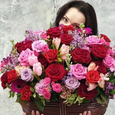 Шикарная корзина из сирени, роз, гербер - Охапка Чувств