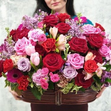 Шикарная корзина из сирени, роз, гербер - Охапка Чувств