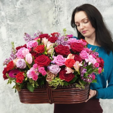 Шикарная корзина из сирени, роз, гербер - Охапка Чувств