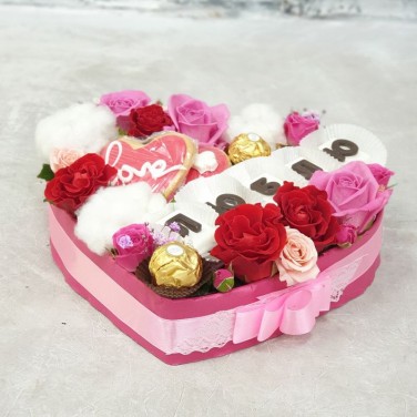 Композиция сердце из роз, хлопка, конфет и шоколадных букв ЛЮБЛЮ