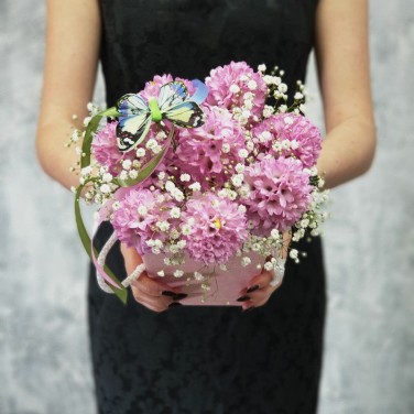 Композиция для девочки из гиацинтов и бабочки