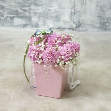 Композиция для девочки из гиацинтов и бабочки