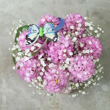 Композиция для девочки из гиацинтов и бабочки