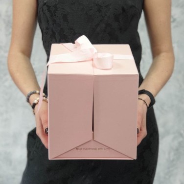 Композиция секрет с цветами в оригинальной розовой коробочке