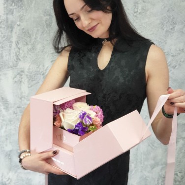 Композиция секрет с цветами в оригинальной розовой коробочке