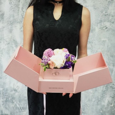 Композиция секрет с цветами в оригинальной розовой коробочке