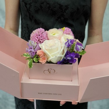 Композиция секрет с цветами в оригинальной розовой коробочке