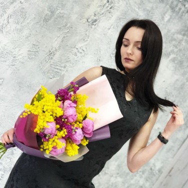 Авторский букет из пионов и мимозы