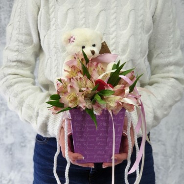 Композиция с цветами, игрушкой и сердцечком для девочки